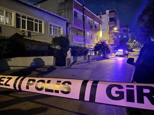 Genc Kadin Sokak Ortasinda Satirla Bogazi 18956986 7908 M