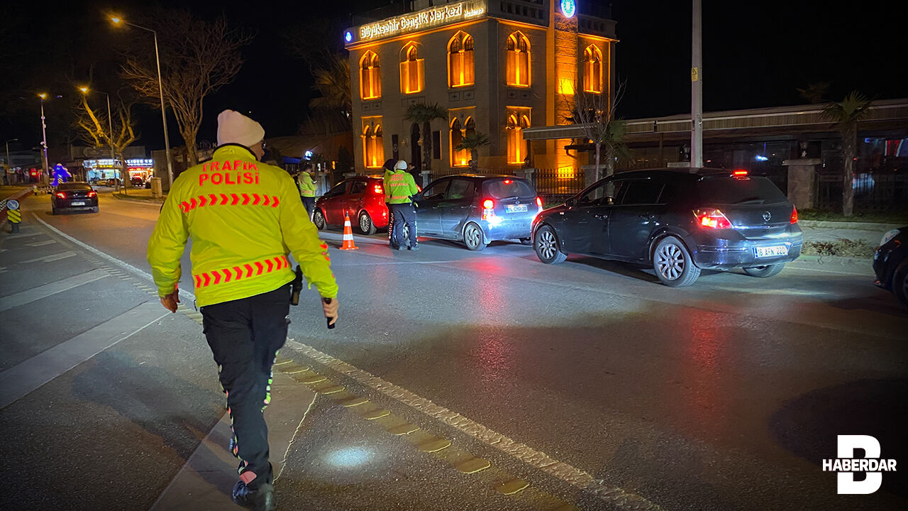 Bursa'da Gece Trafik Denetimi 71 Kişi Kontrol Edildi (4)