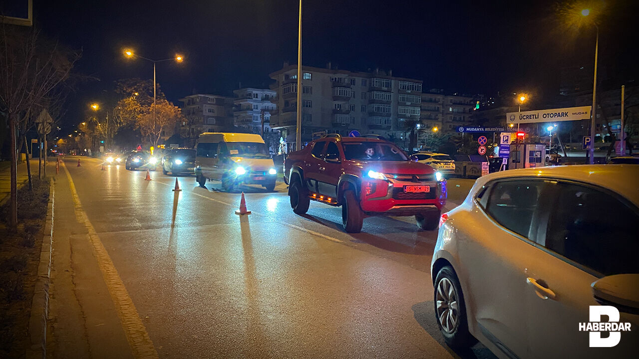 Bursa'da Gece Trafik Denetimi 71 Kişi Kontrol Edildi (5)