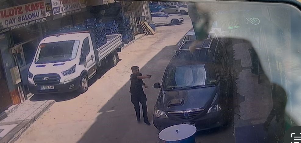 Bursa'da yan bakma tatışmasında silahla ateş etti