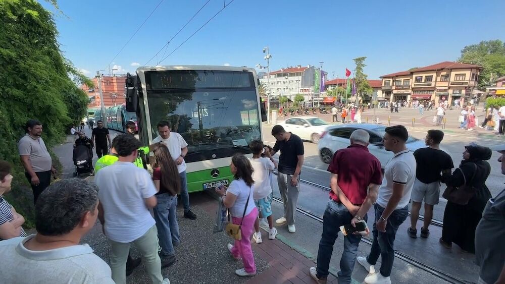 Anne ve bebeğine otobüs çarptı