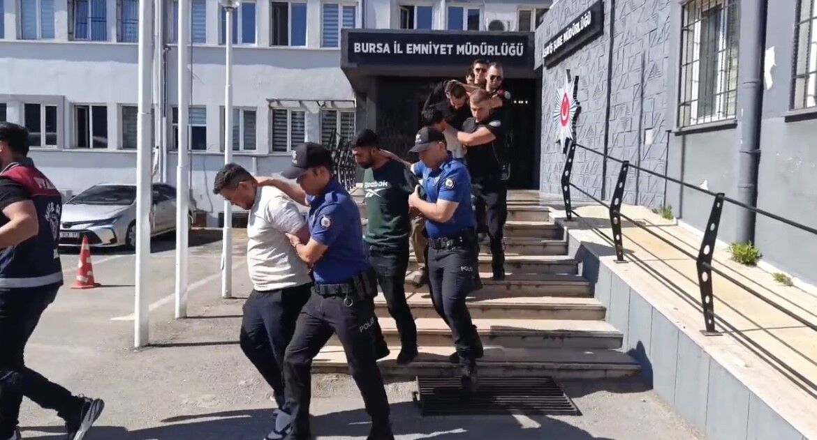 Bursa'da 100 milyon lira dolandırdıkları çifte tatlı ikram ettiler