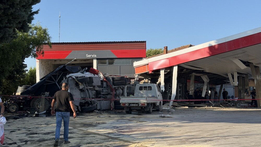 Bursa'da facia: Tır akaryakıt istasyonuna daldı