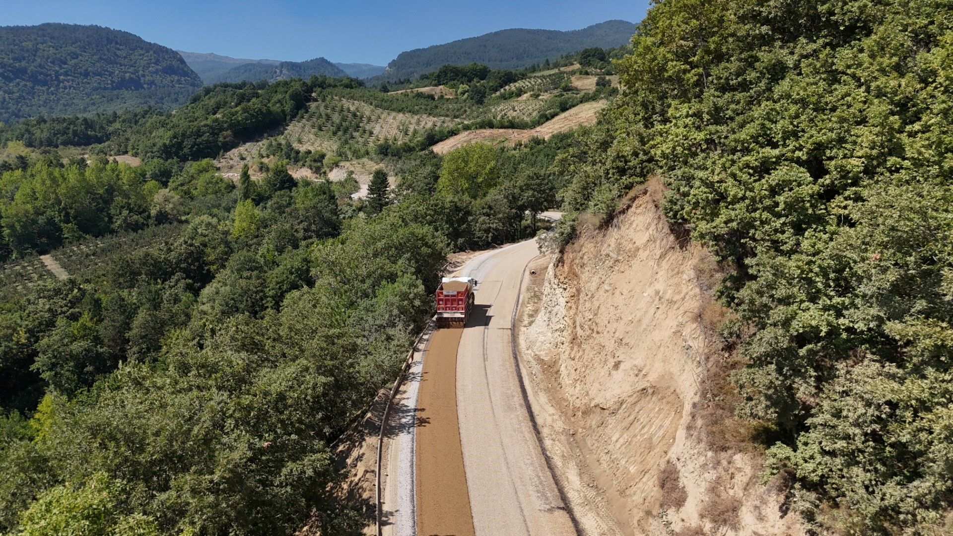 İnegöl'de 6 kırsal mahallenin yolu yenileniyor