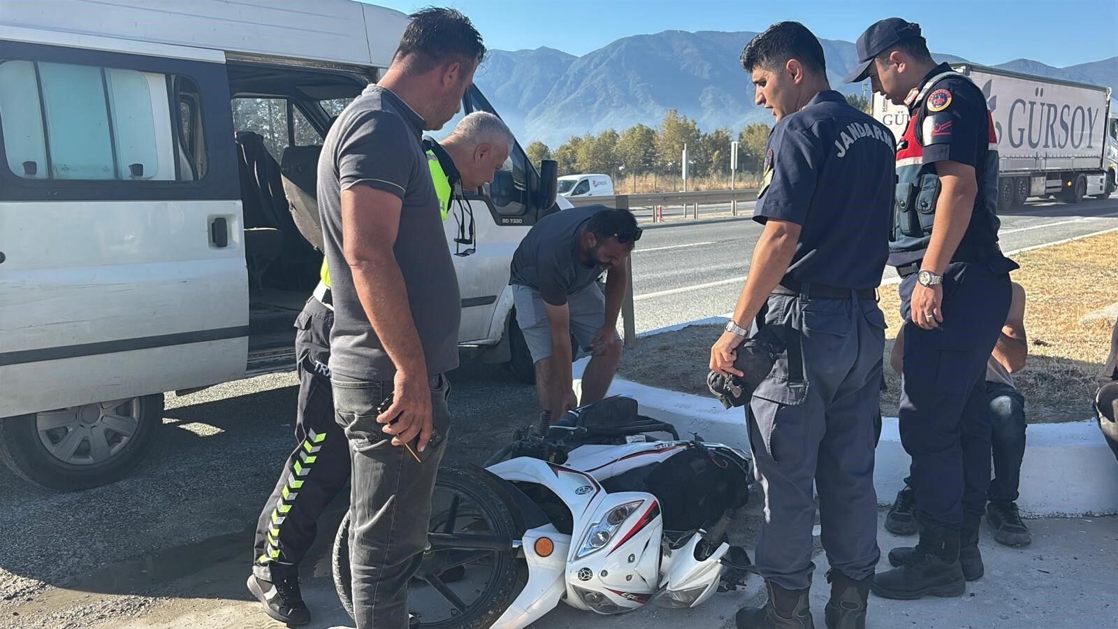 Bursa'da motosikletteki 2 kişi ölümden böyle döndü