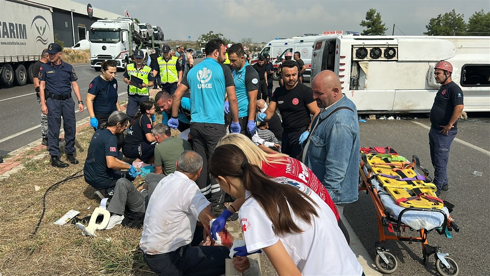 Yolcu midibüsü devrildi: Çok sayıda yaralı var