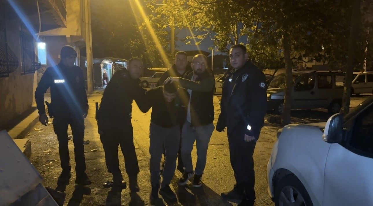 Bursa’da hareketli gece: 15 yıl hapis cezasıyla aranan arkadaşını yakalatmamak için havaya ateş açtı