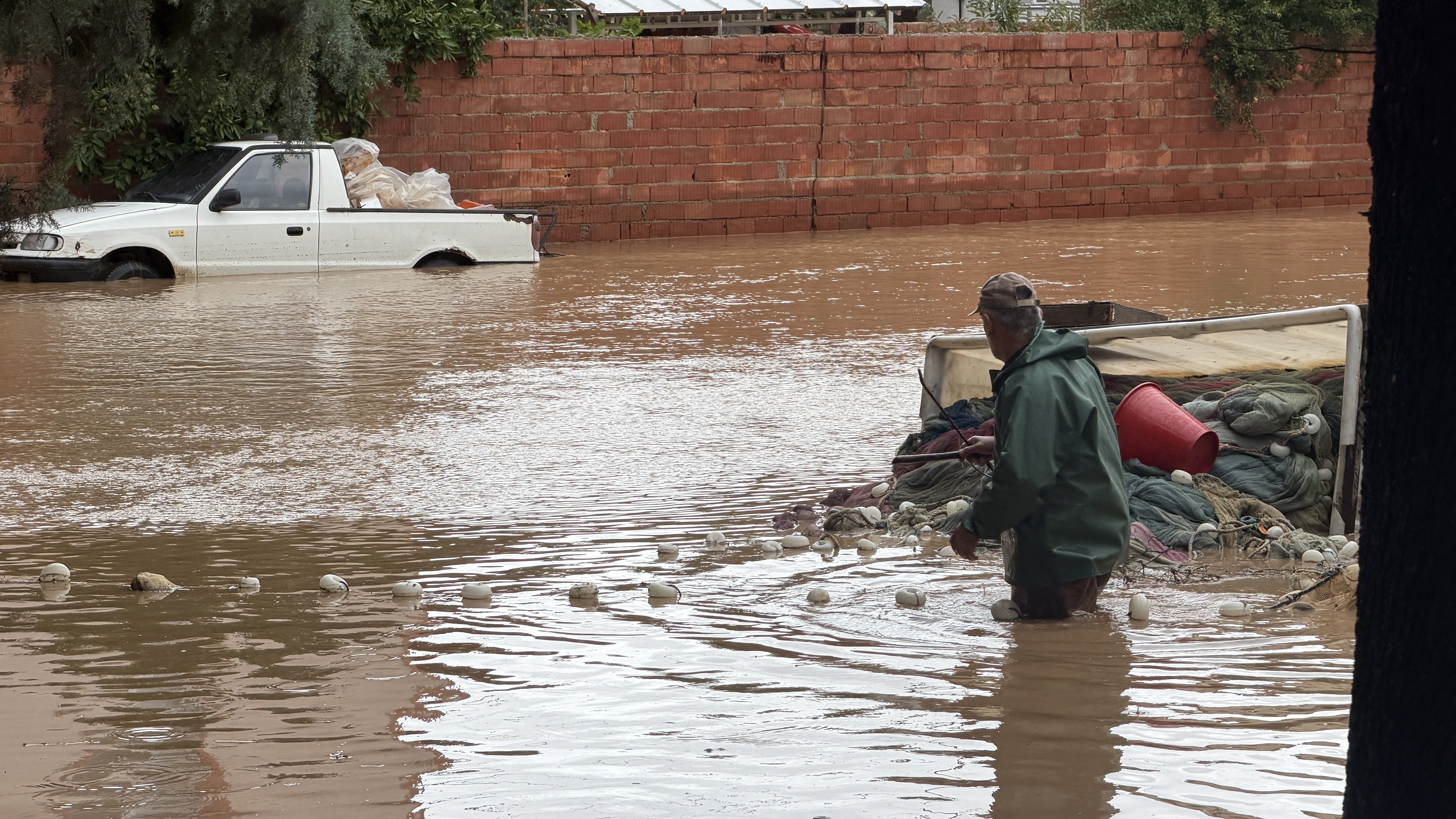 Bursa'da dere taştı, mahalleyi ve sebze halini sel suları bastı