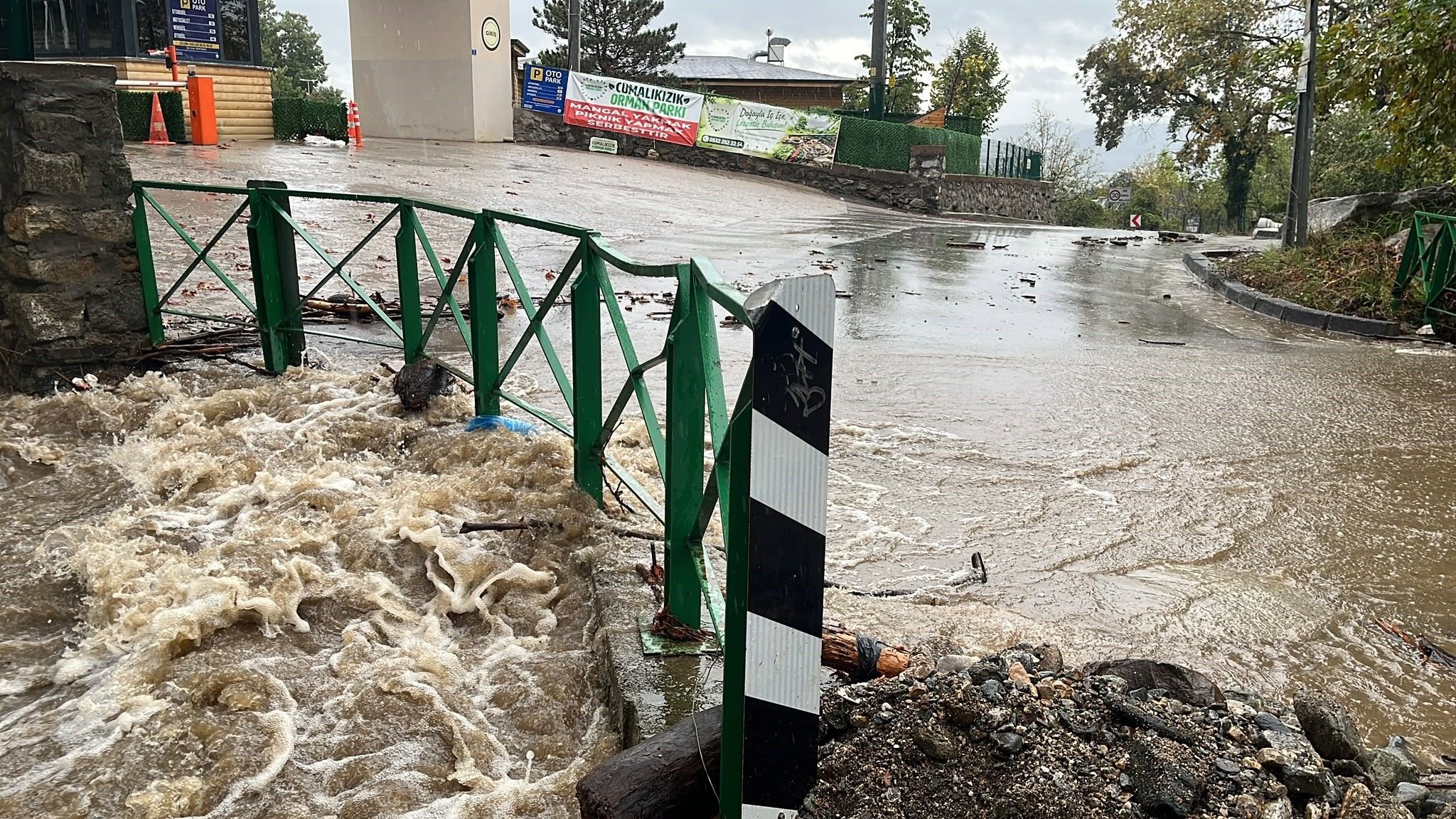 Bursa'da sağanak yağış dereleri taşırdı: Cumalıkızık'ta köprü sular altında kaldı
