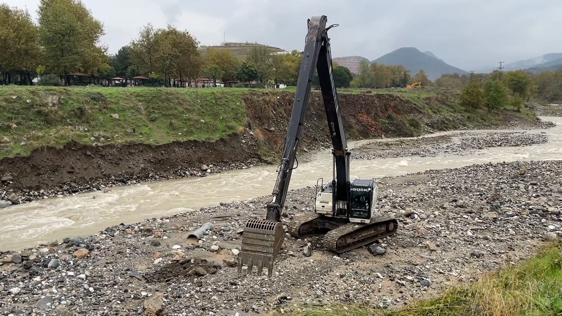 Bursa'da toprak kayması sonrası suyun akış yönü değişti, ekipler müdahale etti