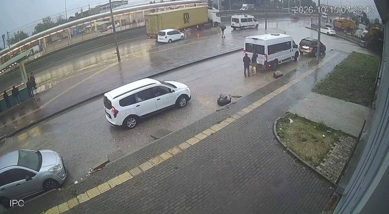 Bursa'da tırın dorsesi kontrolden çıktı...Kaza anı kamerada