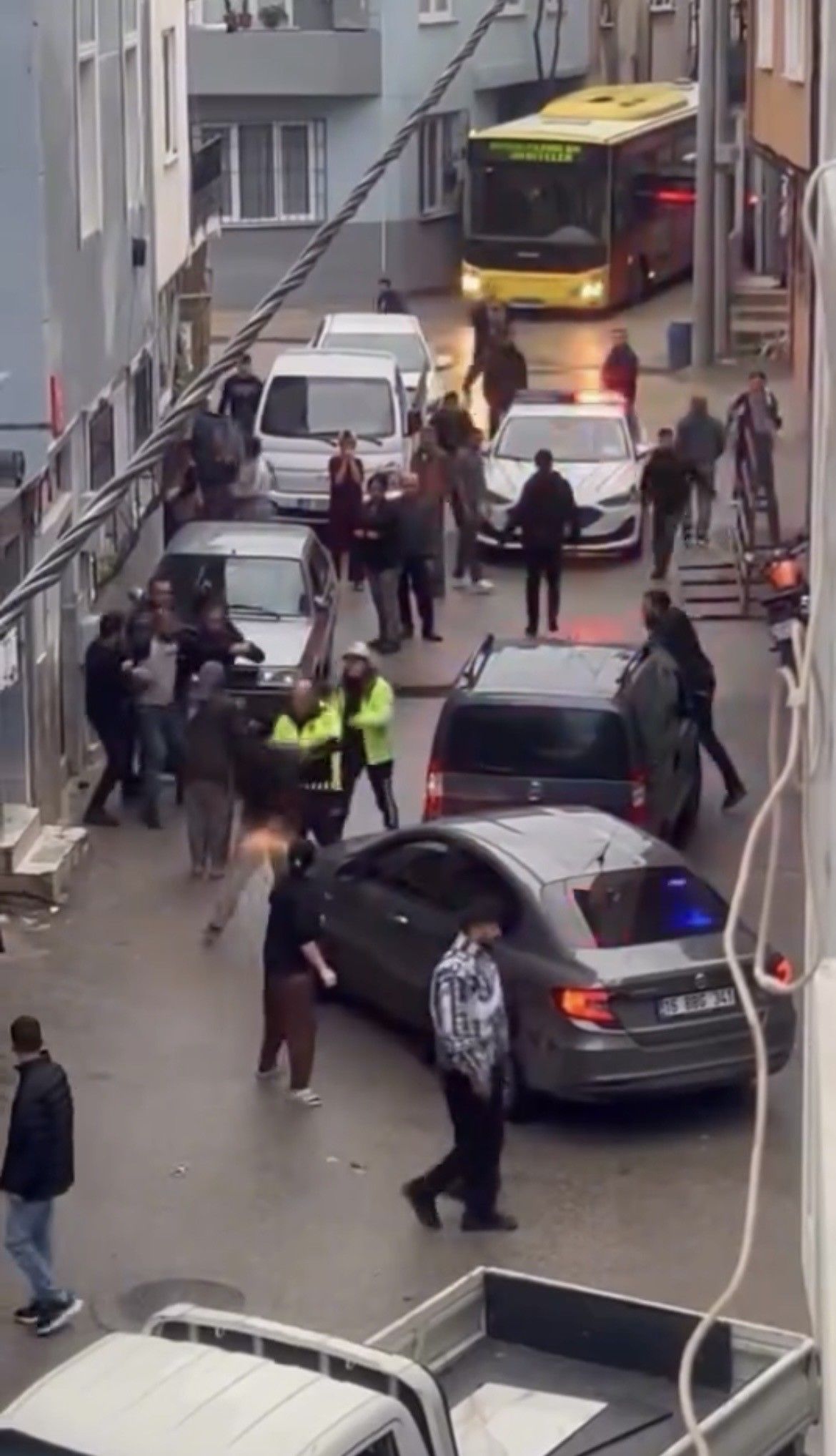 Polisten kaçan araç durduruldu, mahalleli şüphelileri kaçırdı