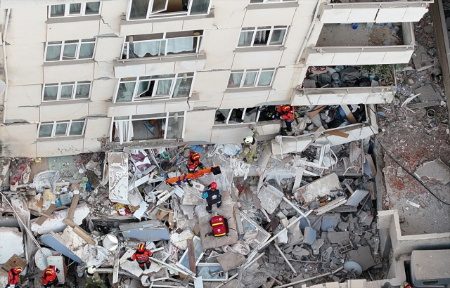 İstanbul'da 7 katlı binanın 3 katı çöktü! 6 kişi göçük altında