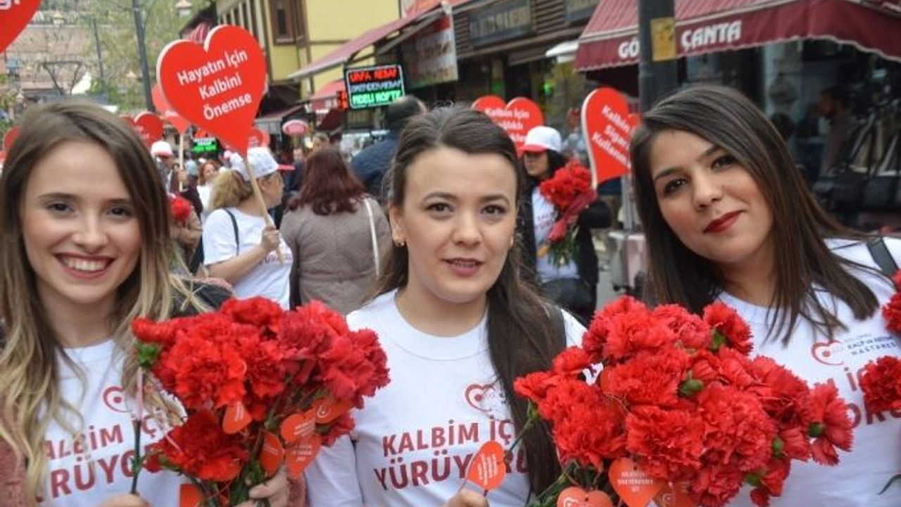 Cadde boyunca karanfil dağıtarak kalp sağlığına dikkat çektiler