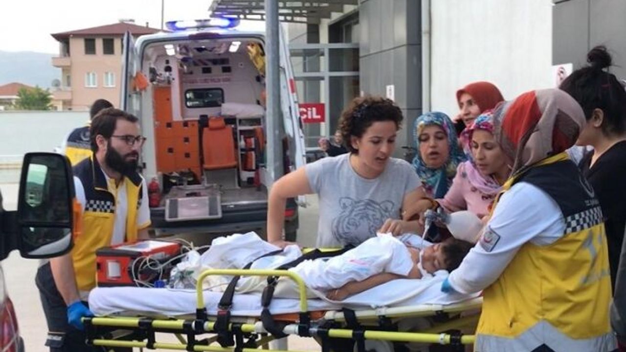 Geri manevra yapan otomobilin ezdiği çocuk ağır yaralandı