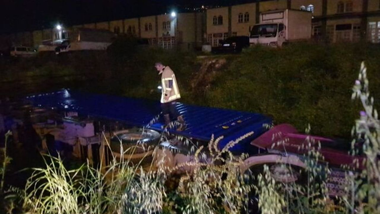 Gemlik'te esrarengiz olay, park halindeki TIR dereye düştü