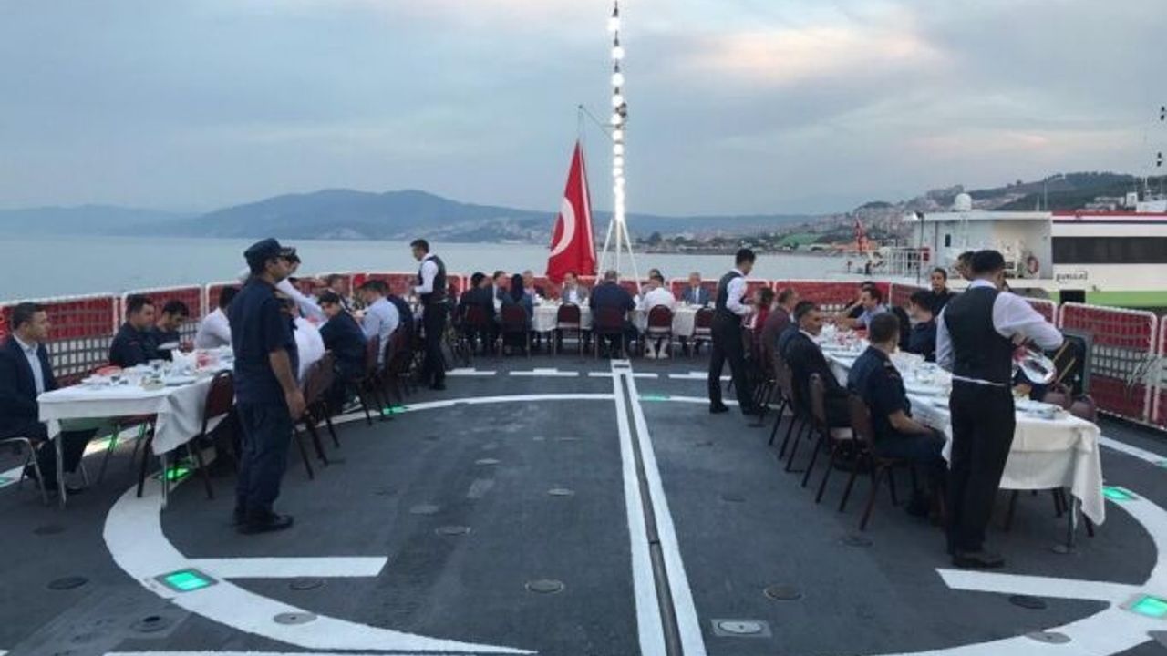 Mudanya'da şehit ve gaziler için gemide iftar