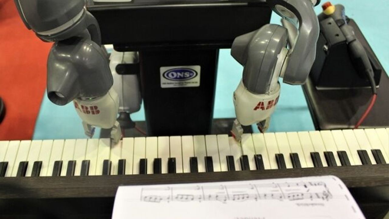 Ünlü piyanistlere taş çıkaran robota Bursa'da büyük ilgi