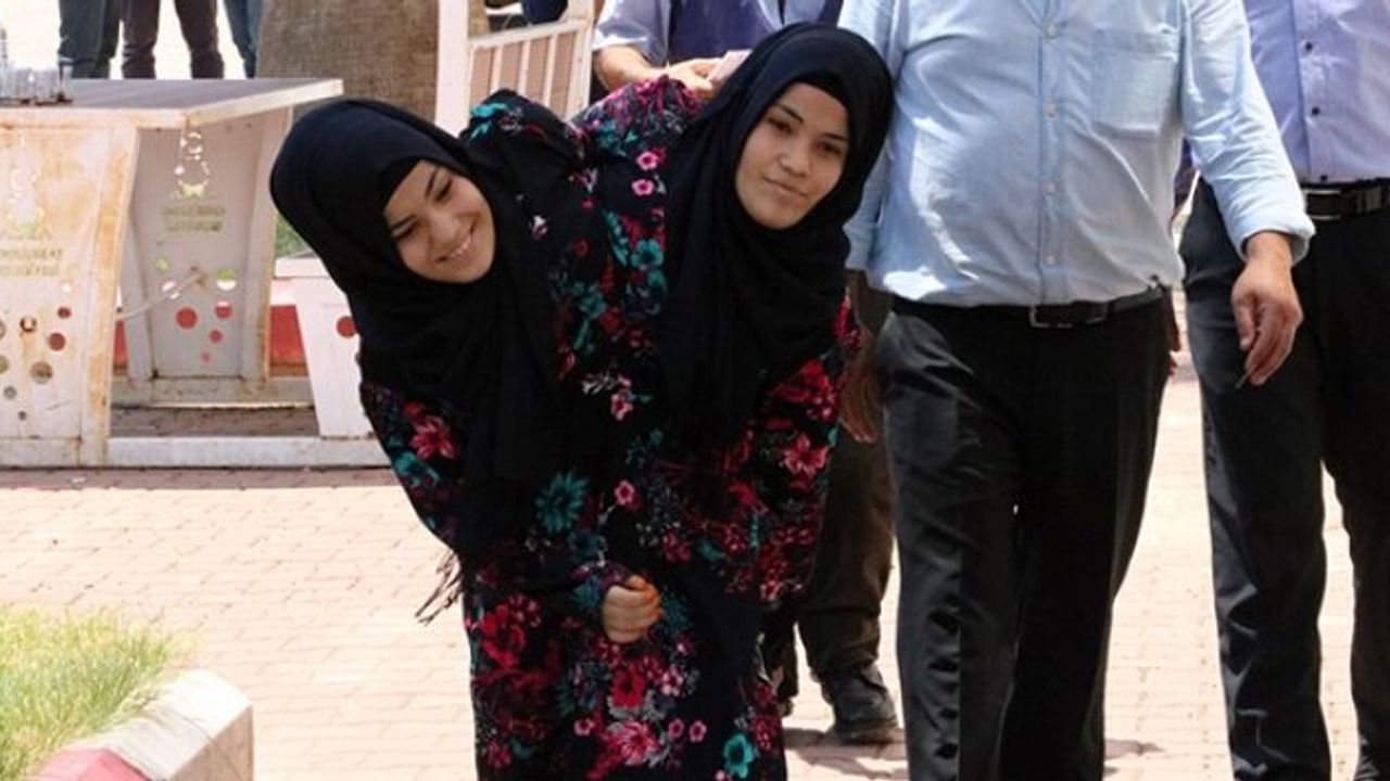 Tek hedefleri aynı üniversiteyi kazanmak ! Siyam ikizlerinin YKS heyecanı