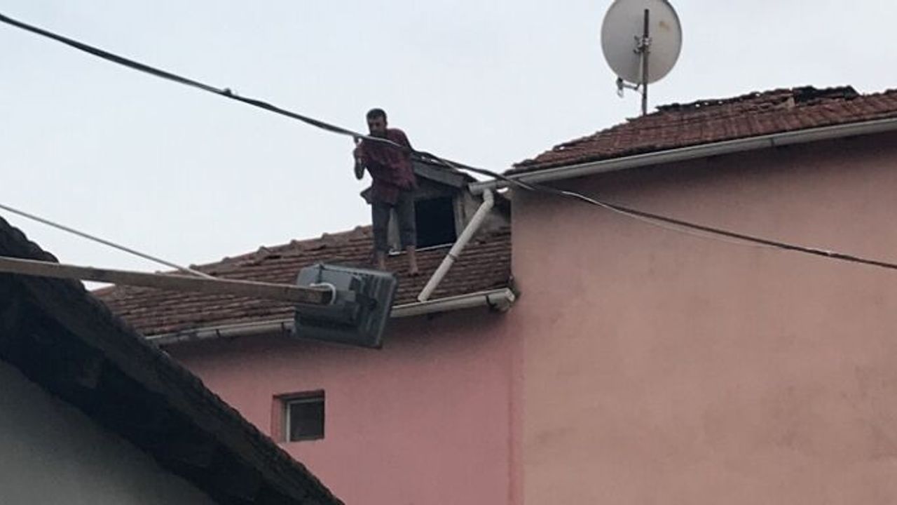 Elinde baltayla çatıya çıkan adam yere çakıldı