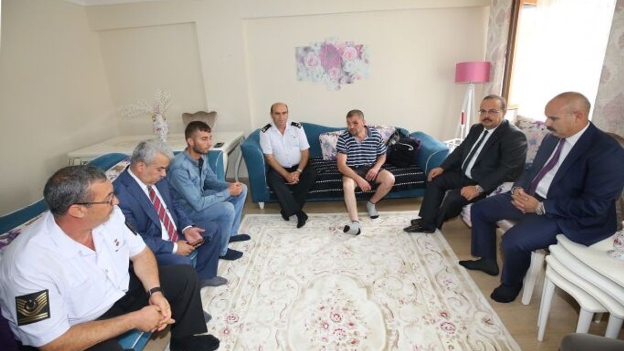 Vali Canbolat'tan yaralanan gaziye ziyaret