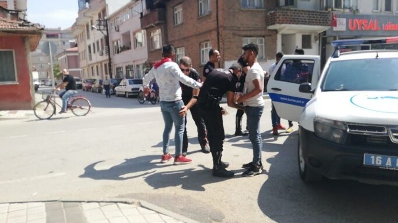 Boyunlarına bayrak takıp Bursa'da para topladılar