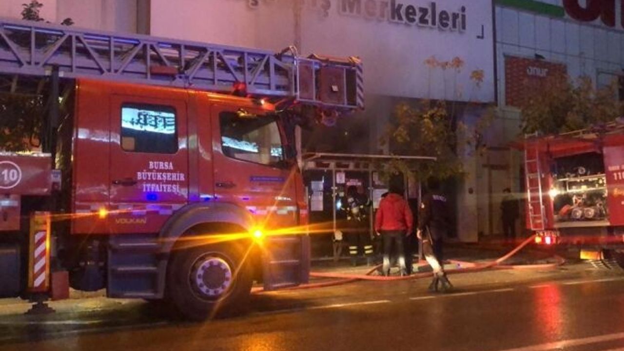 Bursa'da AVM'de yangın çıktı