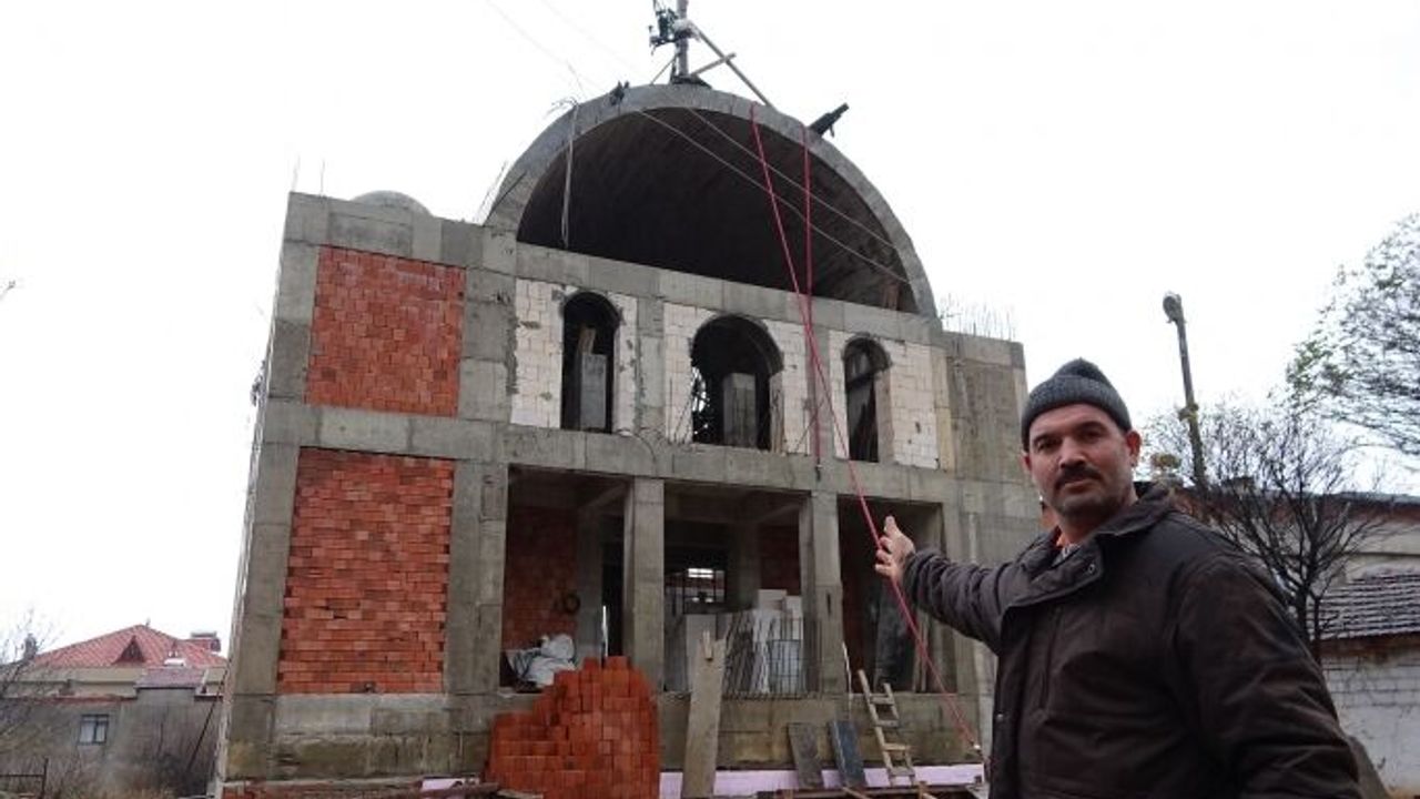 Köylü kadınlar ekmek yapıp satarak cami yaptırıyor