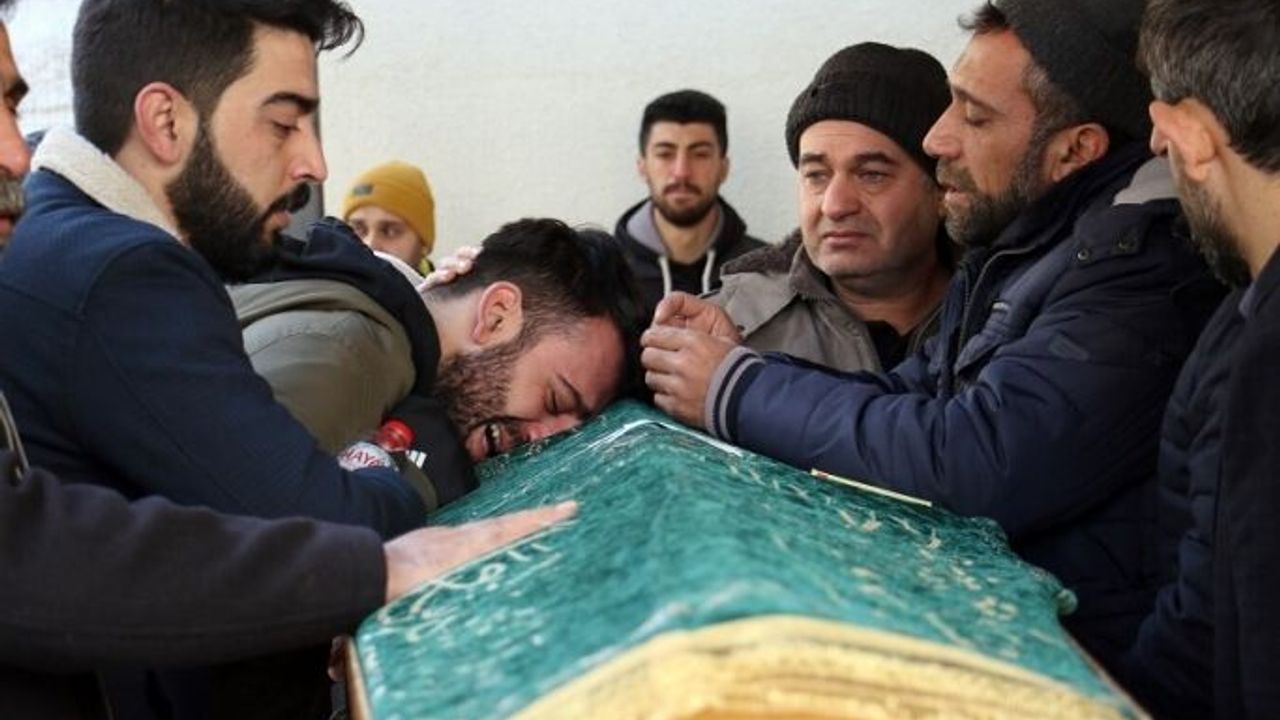 Elazığ'daki depremde hayatını kaybeden 5 kişilik aile son yolculuğuna uğurlandı