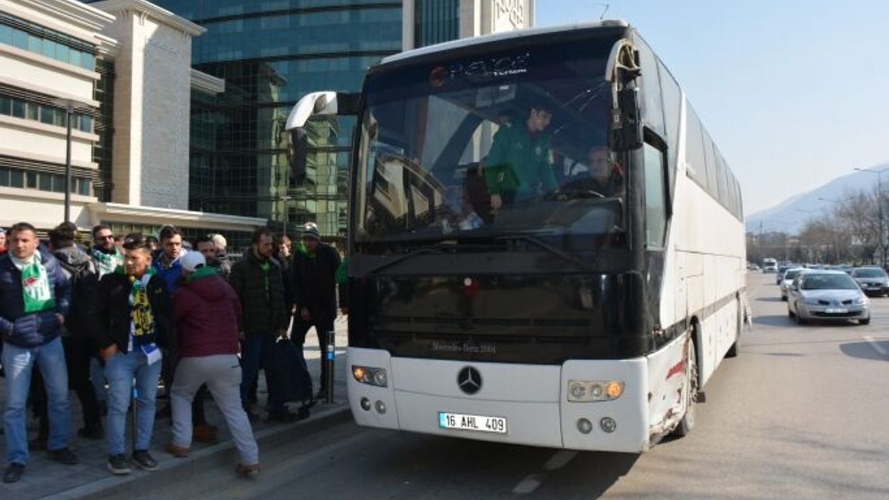 Bursaspor taraftarları kaza yaptıkları otobüsle geri döndü