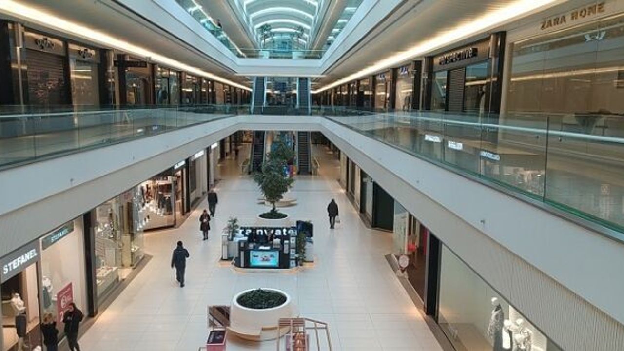 Bursa'da AVM'ler açık mağazalar kapalı
