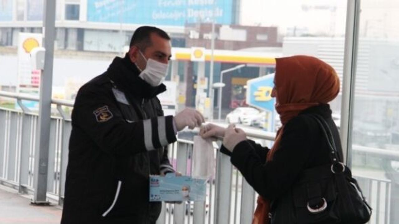 İstanbul'da toplu taşımayı kullananlara maske dağıtılıyor