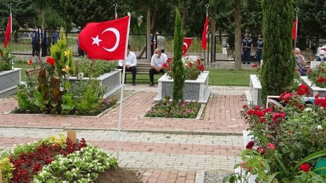 BURSA'DA ŞEHİTLİKTE ANMA TÖRENİ DÜZENLENDİ