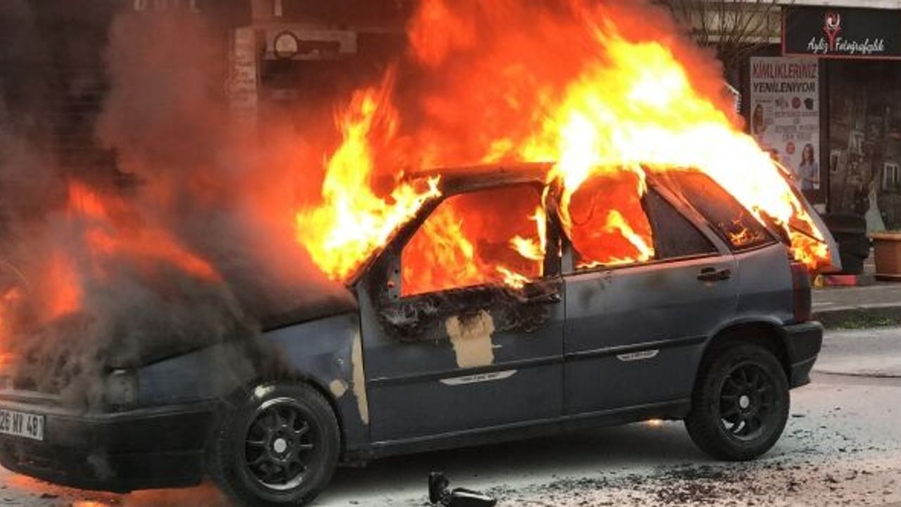 MİLLET MAHALLESİ'NDE YANAN ARAÇTAN CAN HAVLİYLE KURTULDU