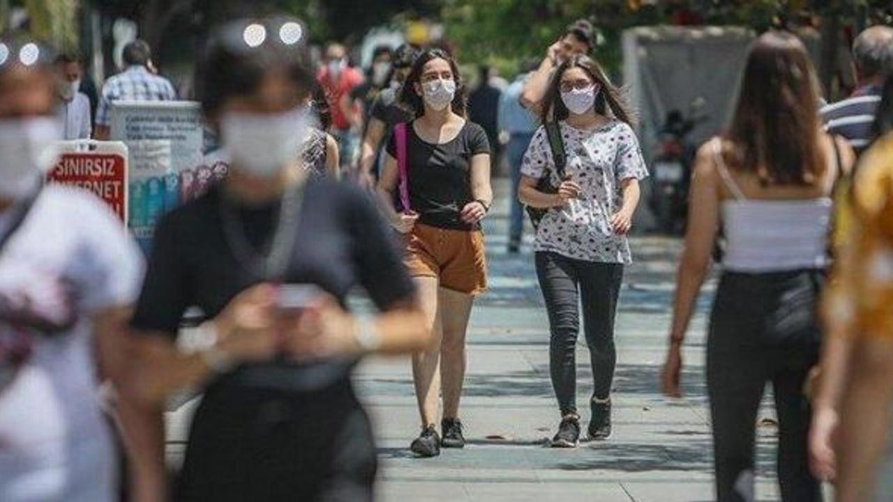 BAKANLIK AÇIKLADI: YASAKLAR KALKTI SOSYAL MESAFE KURALI DEĞİŞTİ