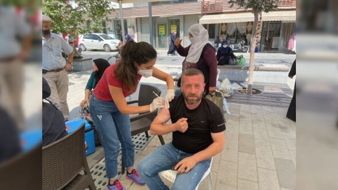 BURSA'DA AŞI ÇADIRINA YOĞUN İLGİ