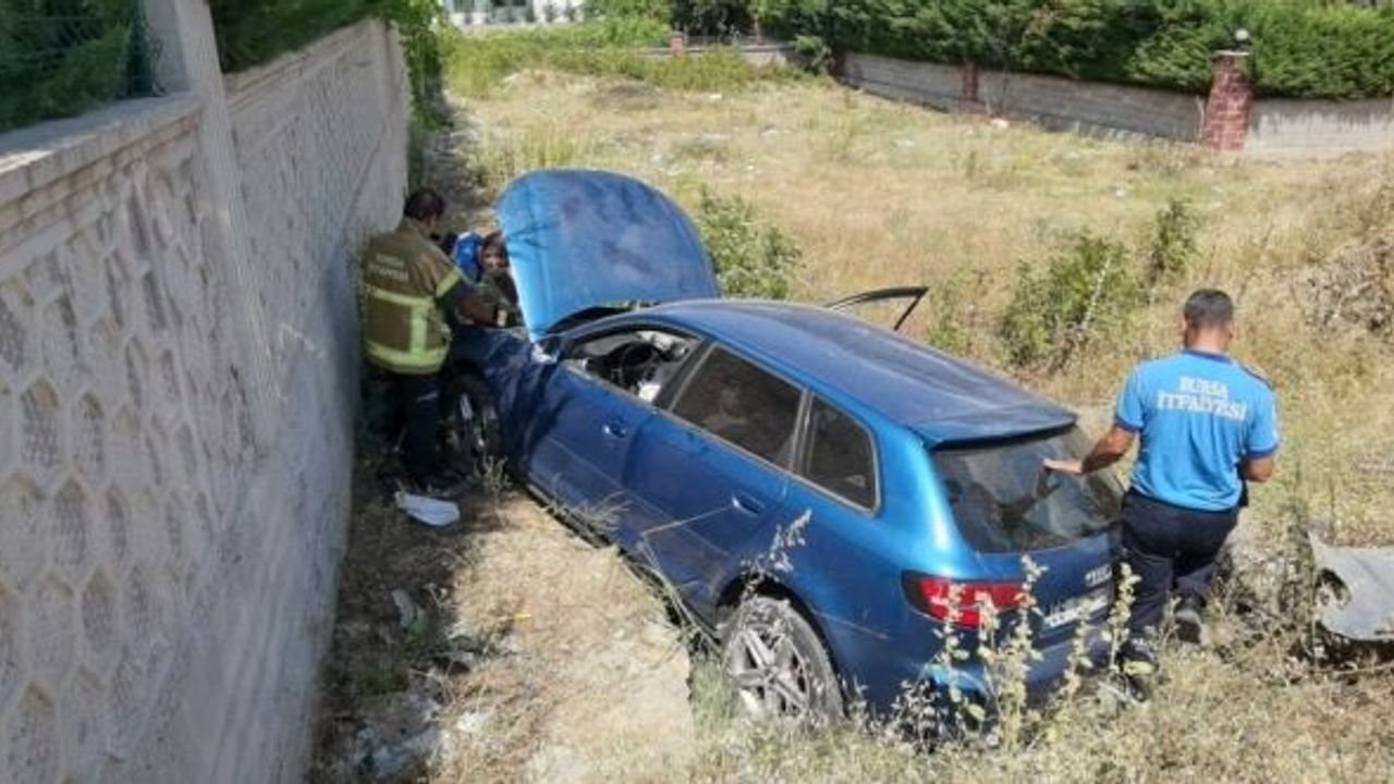 BURSA'DA VİRAJI ALAMAYAN SÜRÜCÜ, ŞARAMPOLE UÇTU