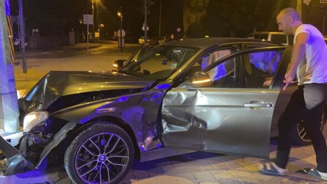 GURBETÇİNİN OTOMOBİLİYLE TİCARİ TAKSİ BÖYLE ÇARPIŞTI