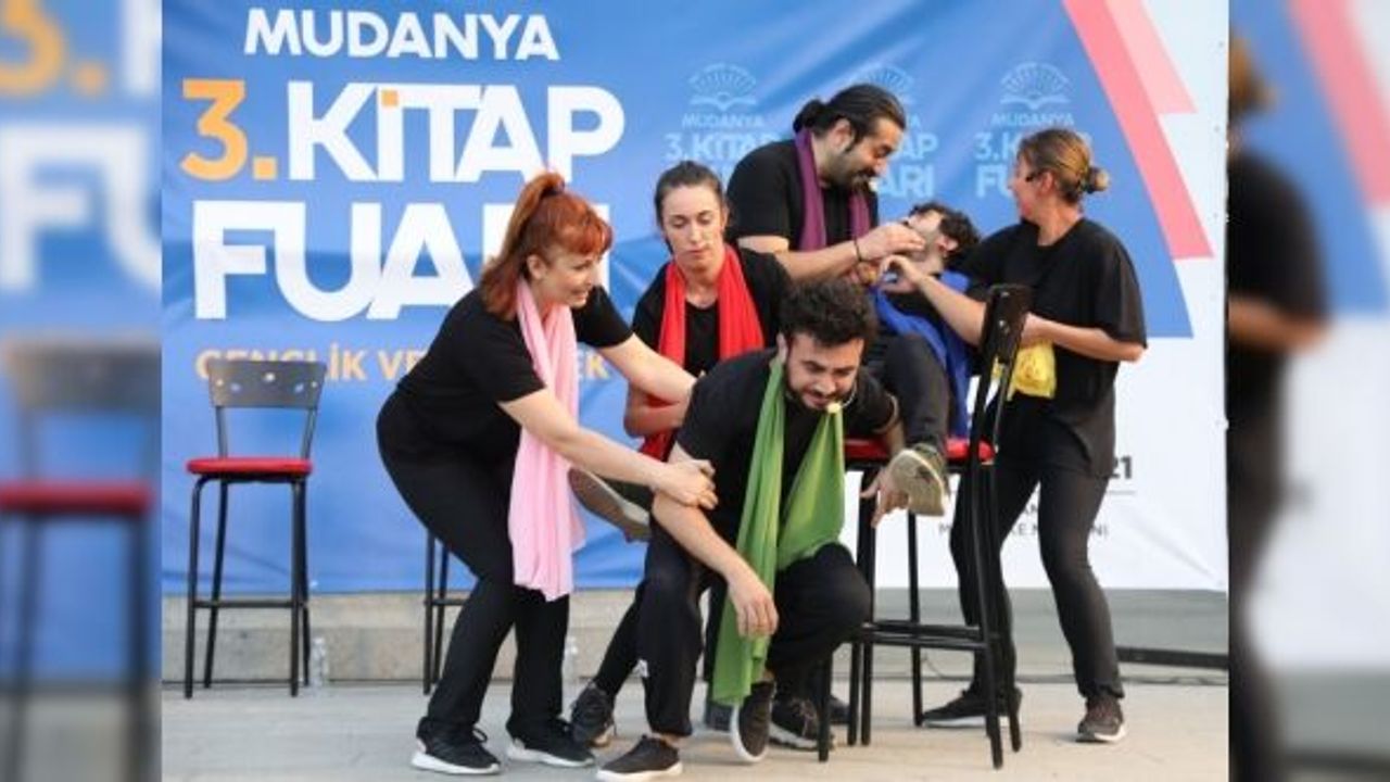 MUDANYA KİTAP FUARINDA SAHNE ÇOCUKLARIN VE GENÇLERİN