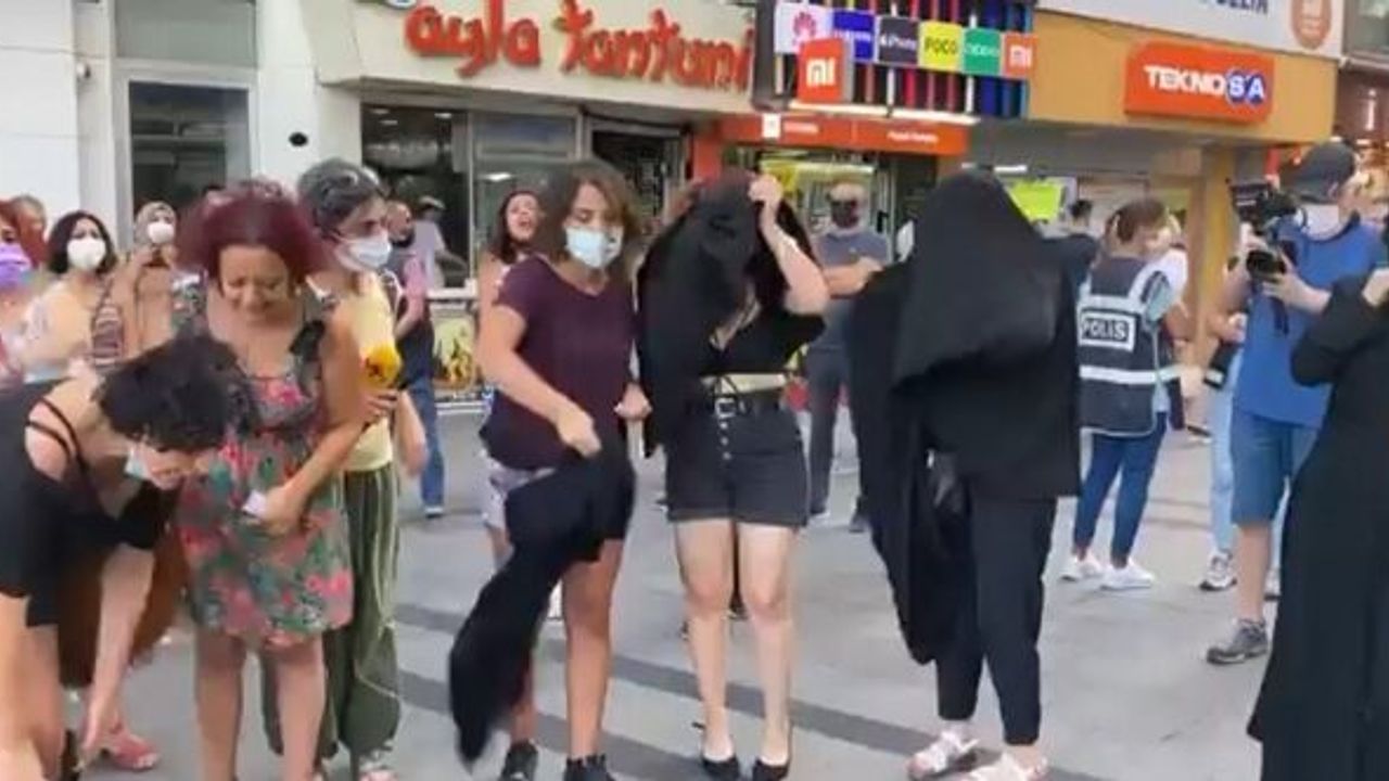 ÜSTLERİNİ ÇIKARIP AFGAN KADINLAR İÇİN SOYUNDULAR