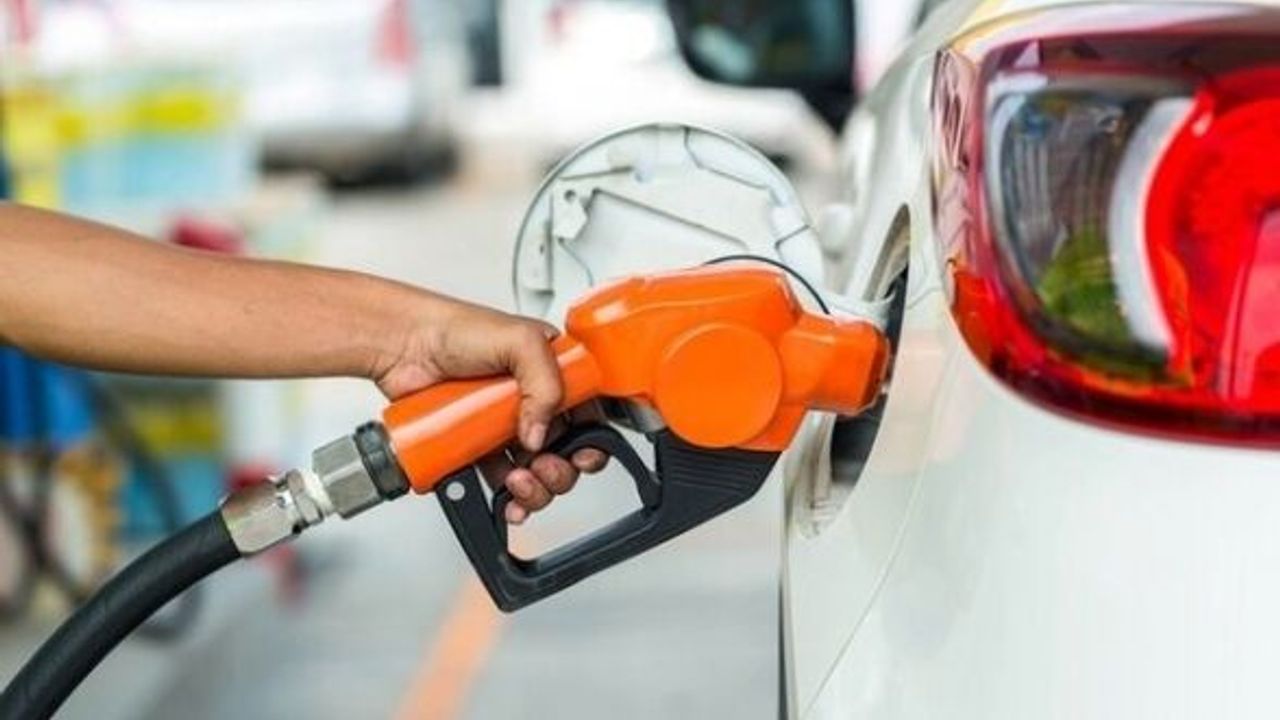 MOTORİN VE BENZİNDE 5 LİRA İNDİRİM BEKLENTİSİ OLUŞTU