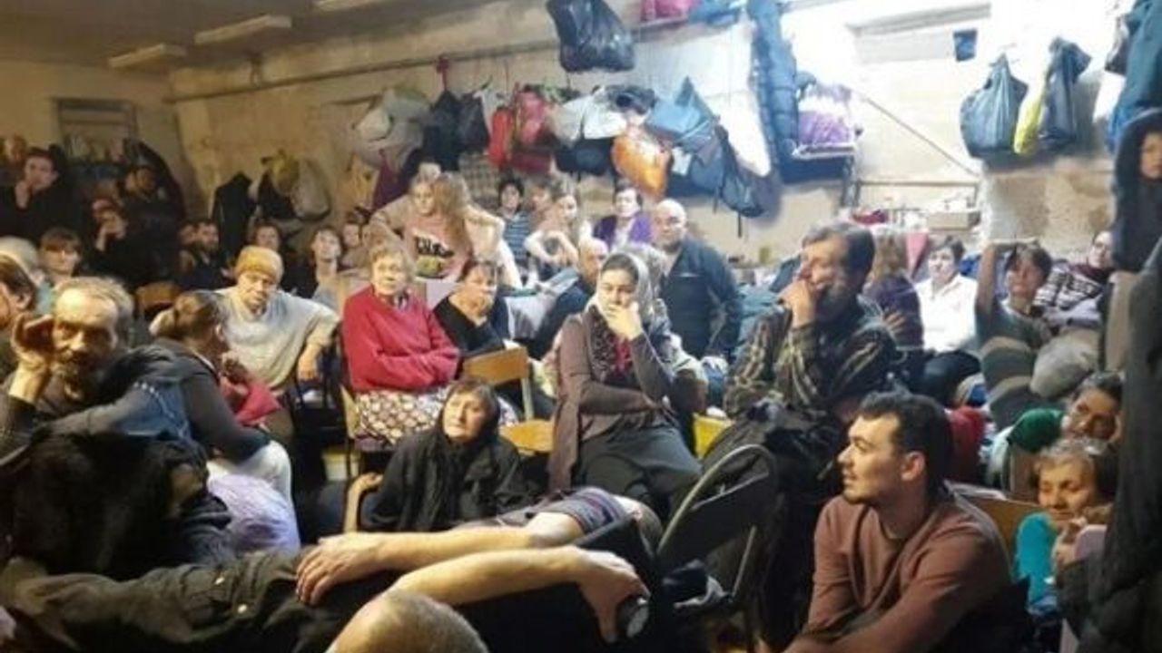 135 KİŞİ 65 METREKAREDE CESETLERLE YAŞADI