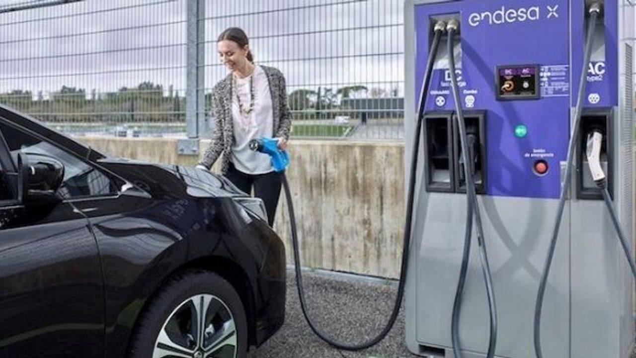 ELEKTRİKLİ ARAÇLAR İÇİN ŞARJ İSTASYONU KURULUMLARI BAŞLIYOR