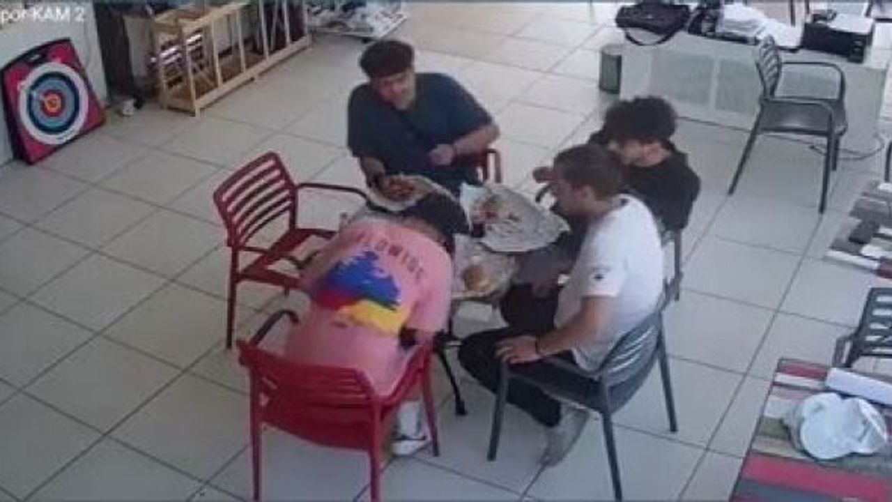 BOĞAZINA BİBER KAÇAN ARKADAŞINI BÖYLE KURTARDI