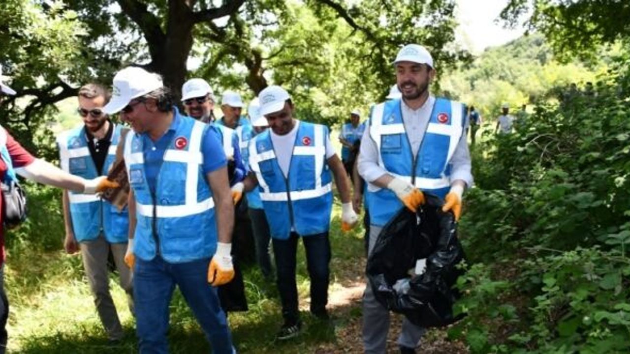 BAŞKAN TANIR, GÖNÜLLÜLERLE BİRLİKTE ÇÖP TOPLADI