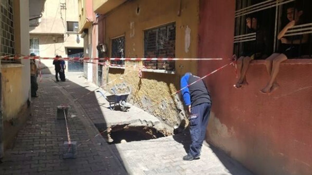 YOL ÇÖKTÜ GİZEMLİ TÜNEL ORTAYA ÇIKTI