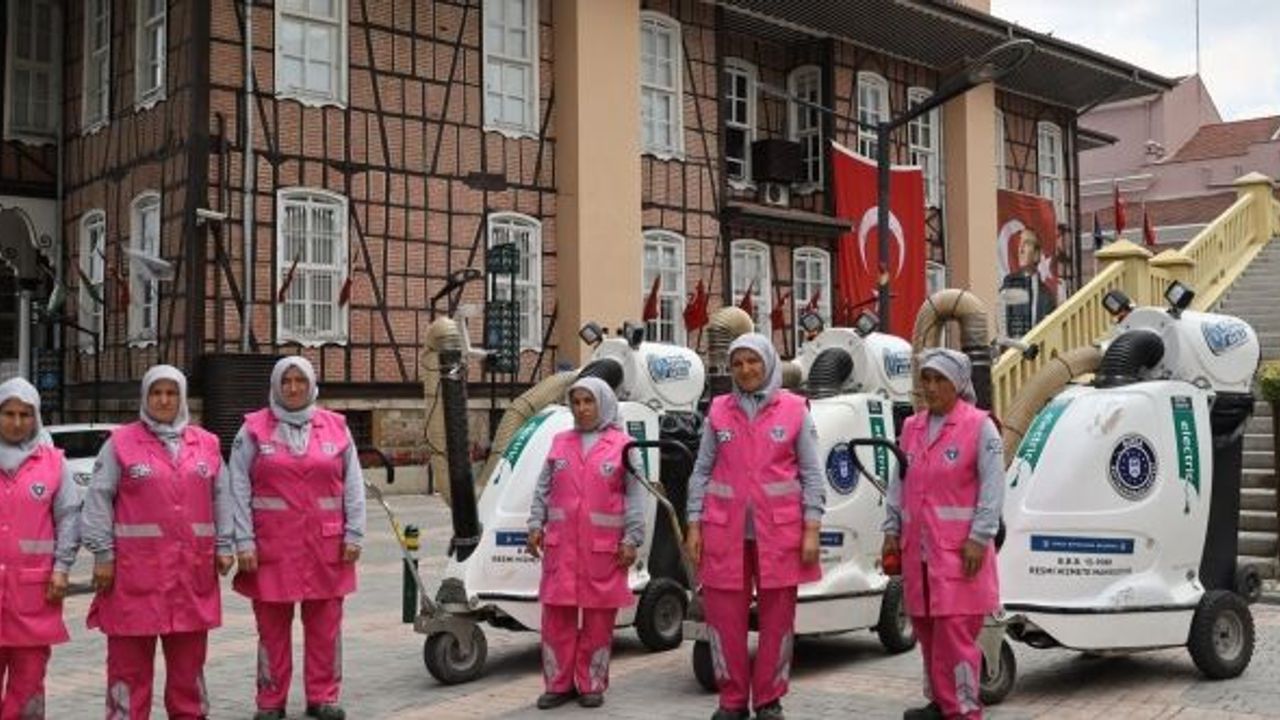 BURSA CADDELERİNE KADIN ELİ DEĞİYOR