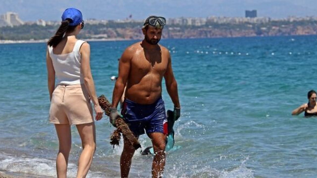 İŞSİZ KALAN ADAM DENİZDEN ÇIKARDIKLARIYLA AYLIK 30 BİN LİRA KAZANIYOR