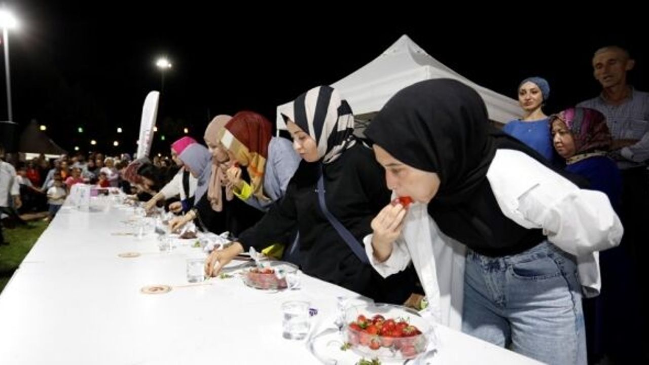 RENKLİ FESTİVALDE: ÇİLEK YEME YARIŞMASI DÜZENLENDİ