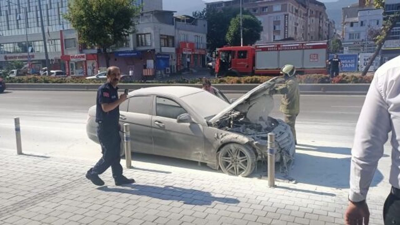 BURSA'DA ALEV ALAN LÜKS OTOMOBİL KULLANILAMAZ HALE GELDİ